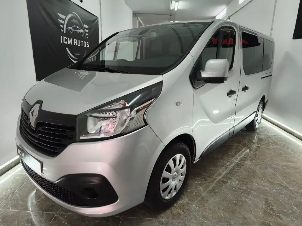 RENAULT TRAFIC 2019 – 9 PLAZAS – IMPECABLE ESTADO 